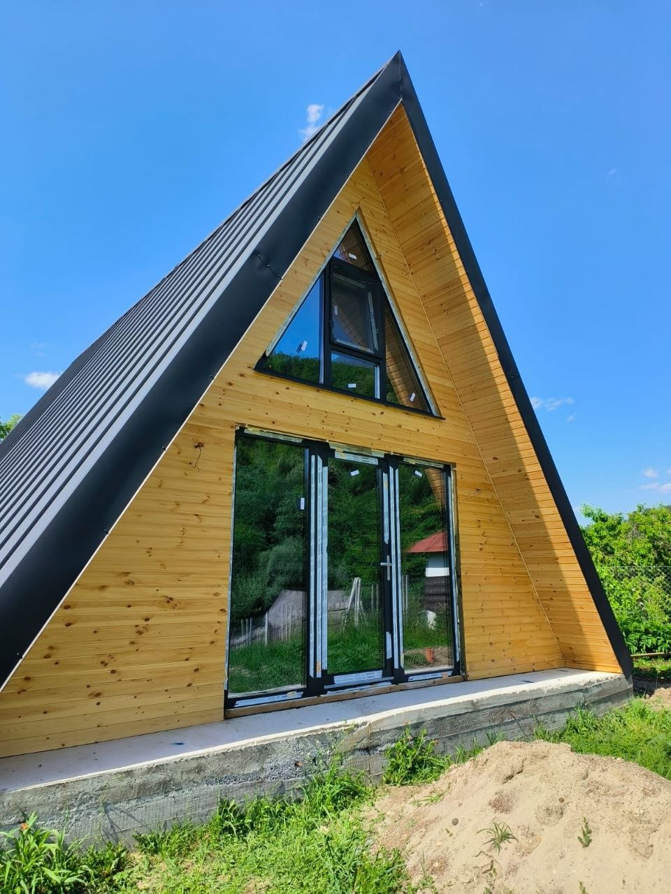 Vârful unei case A-Frame cu ferestre mari