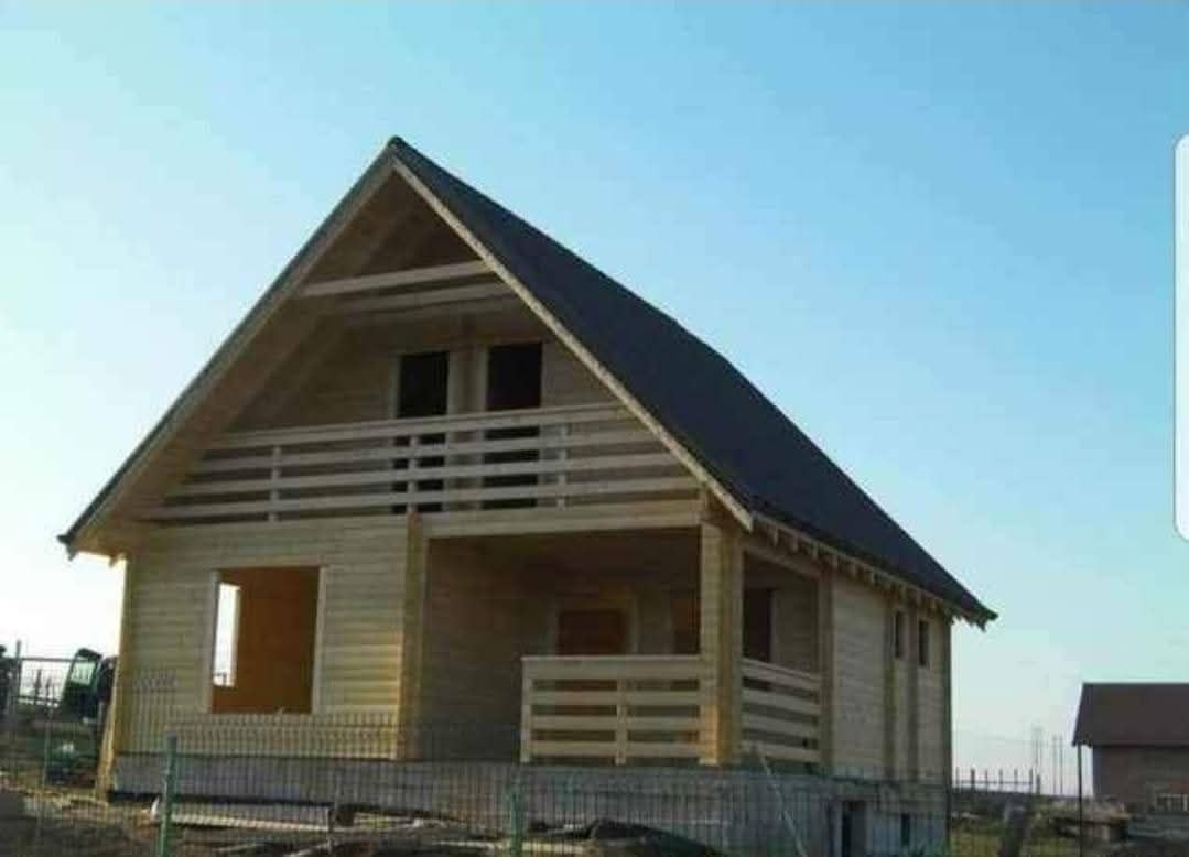 Cabană din lemn cu balcon, în construcție