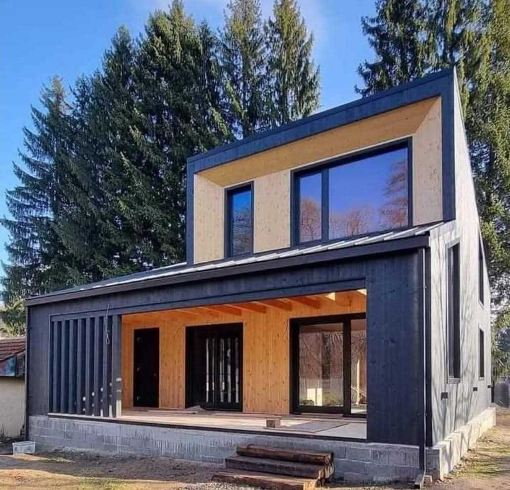 Casă modulară modernă pe două niveluri