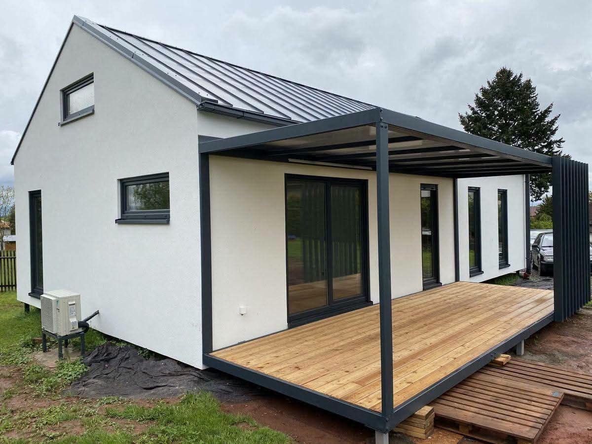 Casă modulară modernă cu pergolă metalică