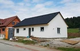 Casă modulară albă în construcție