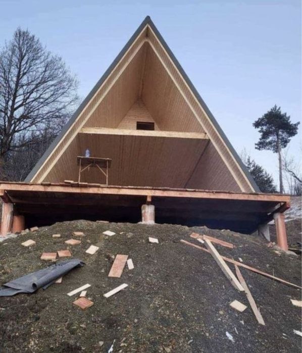 Casă A-Frame în construcție pe piloni