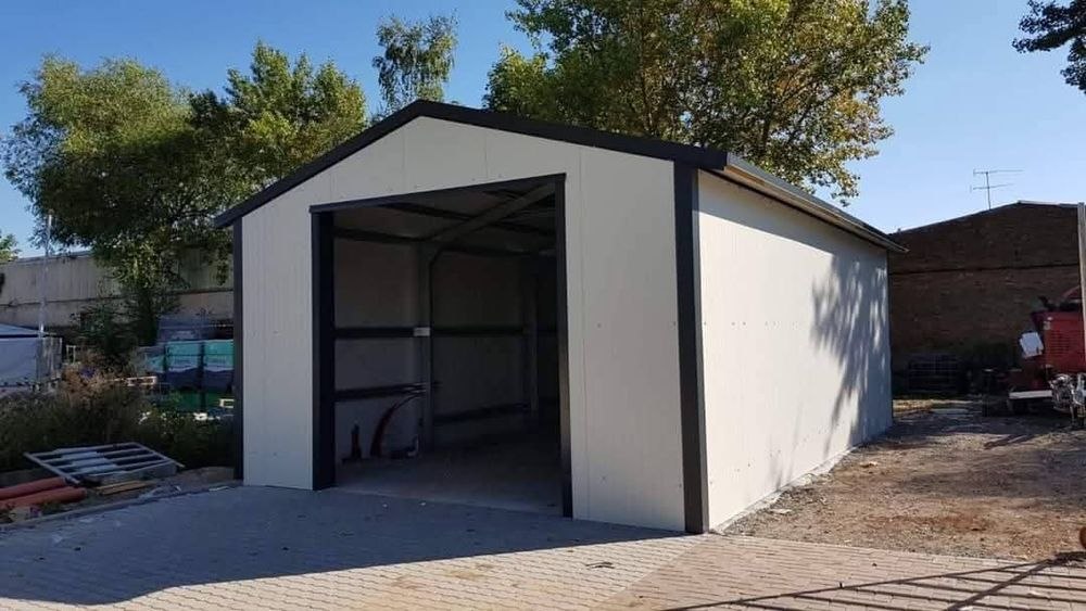 Garaj auto pe structură metalică cu ușă mare