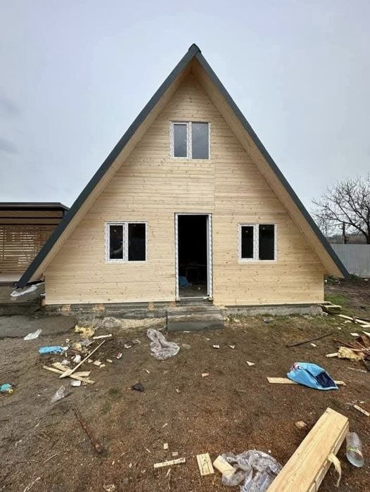 Casă A-Frame în construcție, structură din lemn