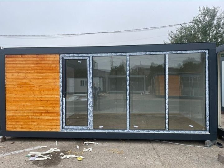 Modul container cu fațadă din lemn