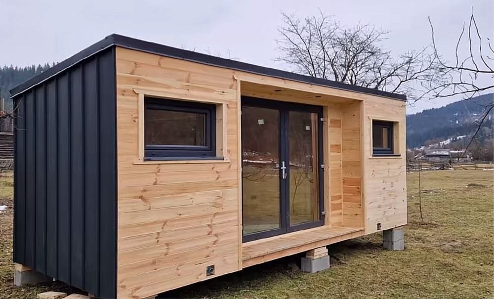 Casă modulară mică pe structură metalică