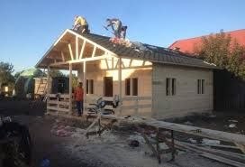 Cabană din lemn în construcție