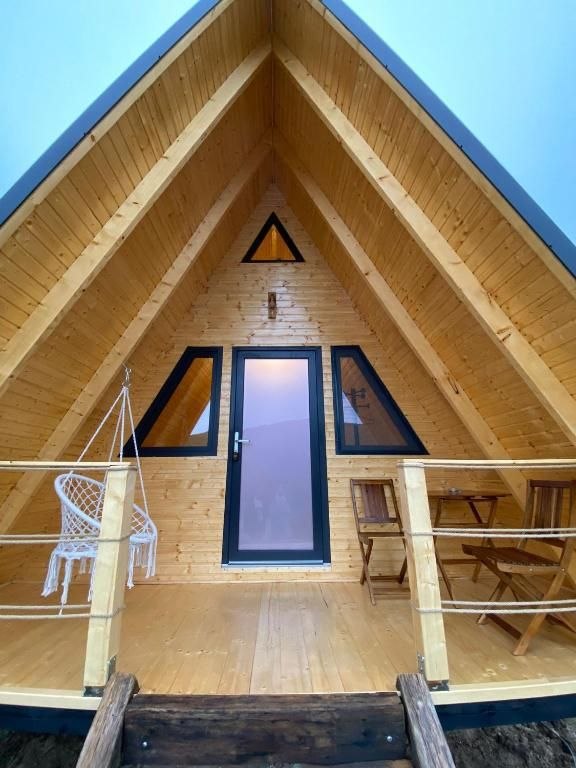Terasă casă A-Frame cu balansoar
