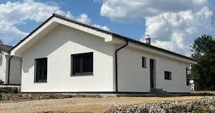 Casă modulară albă cu acoperiș negru