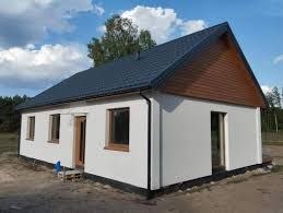 Casă modulară cu fațadă albă și lemn