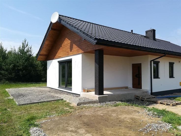 Casă modulară cu terasă și stâlp de cărămidă