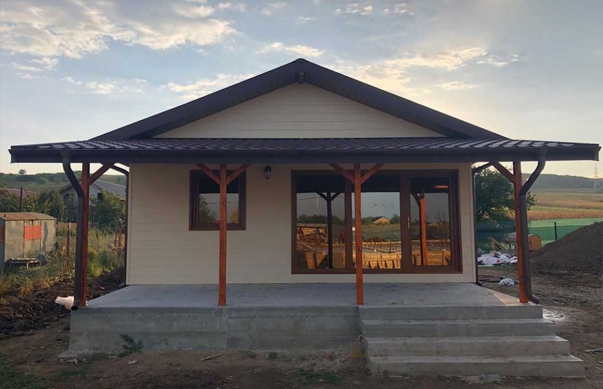Casă modulară cu verandă pe stâlpi de lemn