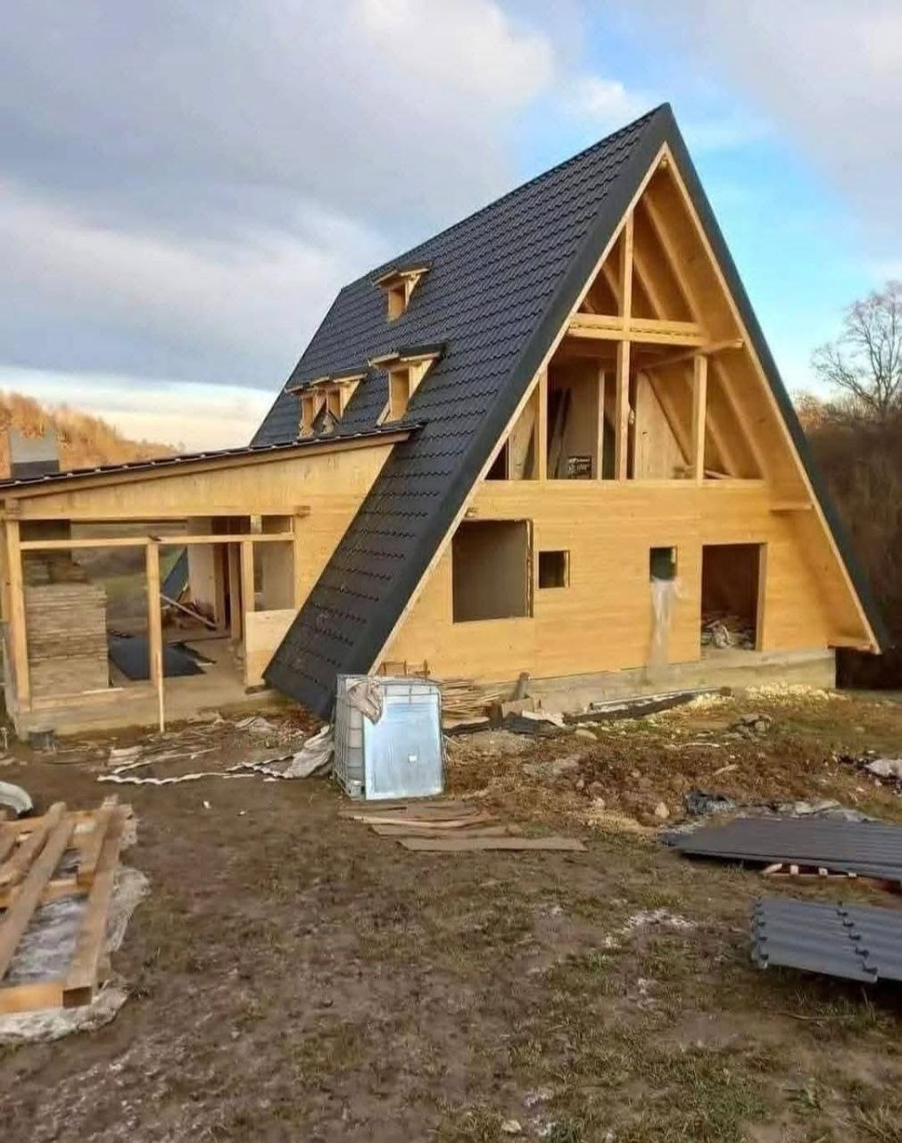 Casă A-Frame pe două niveluri în construcție