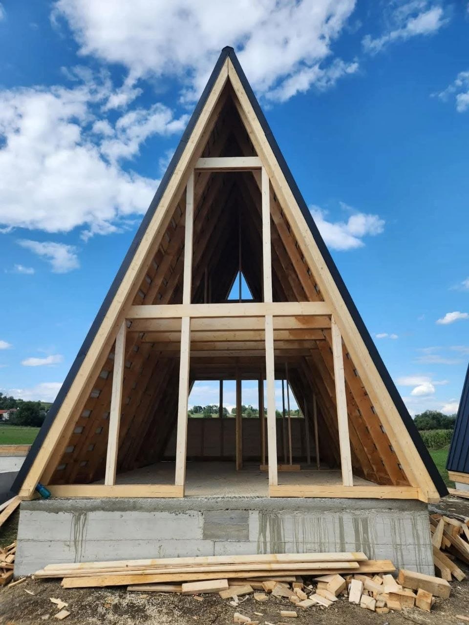 Structura de lemn a unei case A-Frame