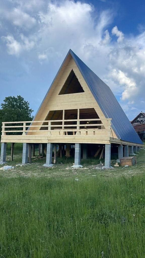 Casă A-Frame pe piloni de beton, în construcție