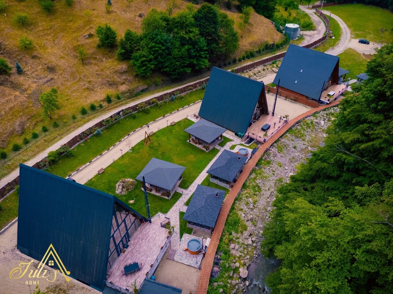 Vedere aeriană complex de case A-Frame