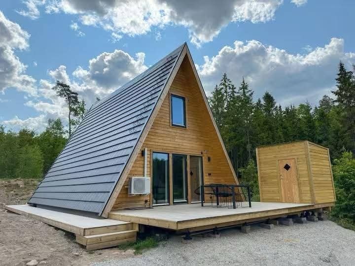 Casă A-Frame finalizată cu terasă și anexă