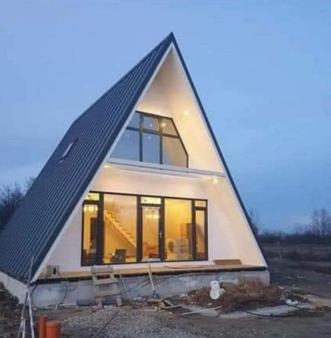 Casă A-Frame finalizată, luminată seara